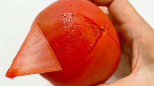 お湯いらずのトマトの皮むき方法
